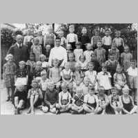 114-0041 Schule Wilkendorf - Einschulung 1937-38. Hauptlehrer Kahl und Junglehrer Kraus.jpg